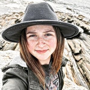 Meet your Posher, Ella